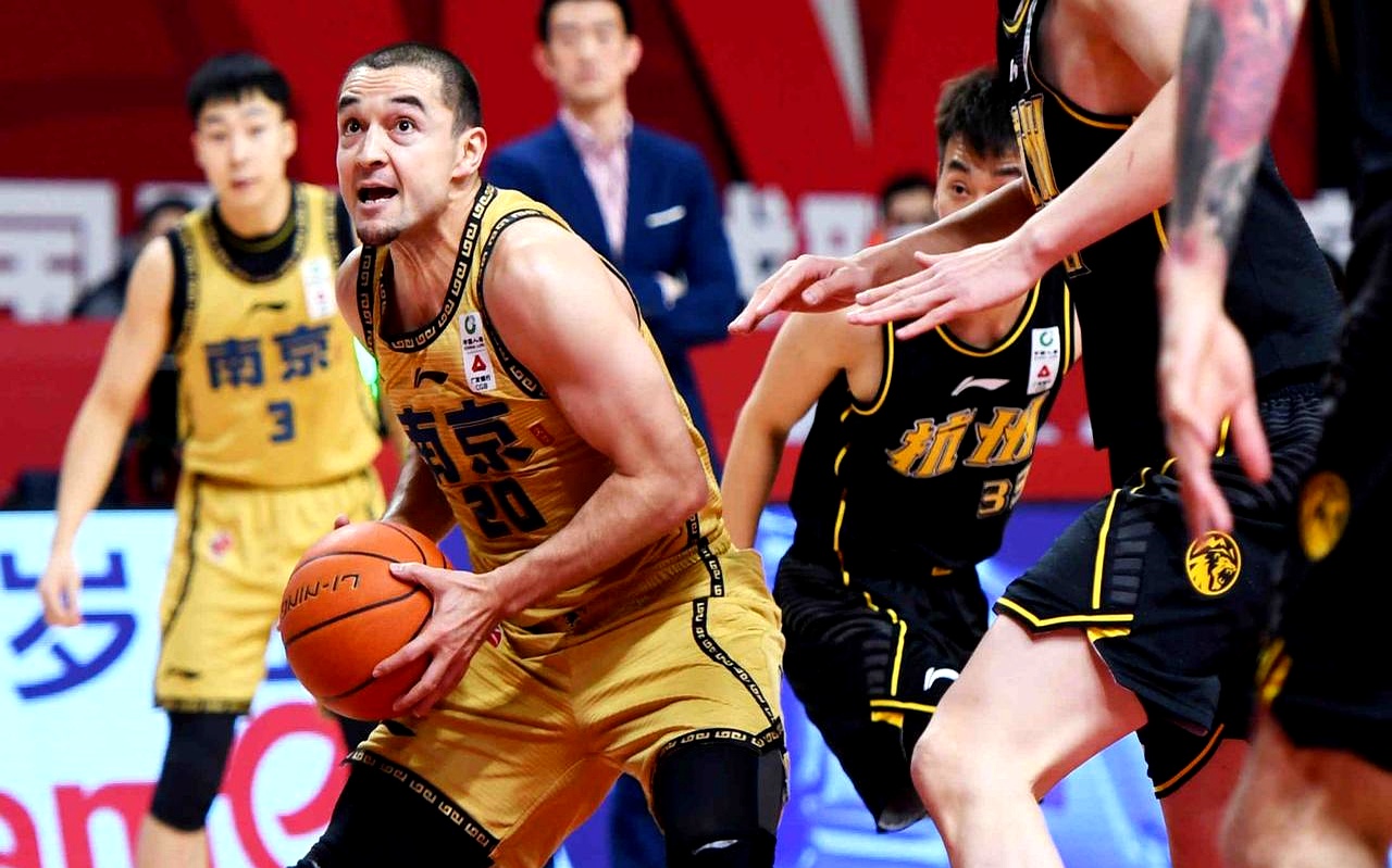 爱游戏体育app-包含国际比赛日CBA季后赛焦点战，马德里竞技更衣室发声，引发热议，身体对抗强度拉满的词条-爱游戏体育app